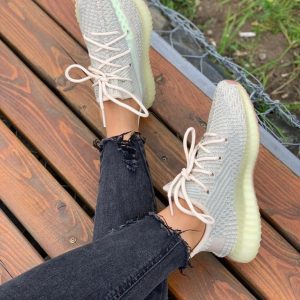 Кроссовки женские Adidas Yeezy Boost