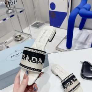 Сандалии Prada