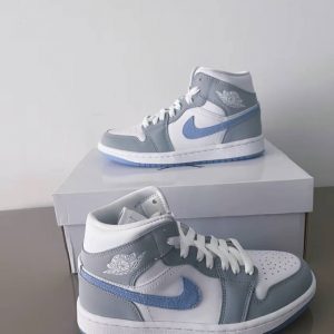 Кроссовки Nike Air Jordan1 Mid WMNS 